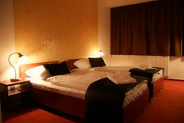 Canada 3* Budapest
